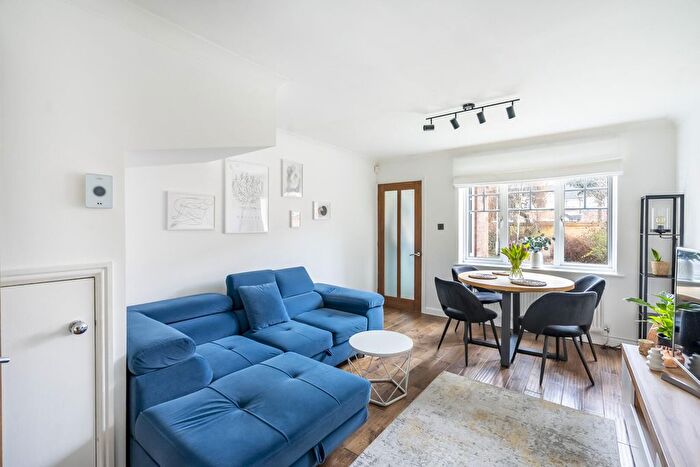 2 Bedroom Semi-detached House For Sale In Minchin Close, York, YO30