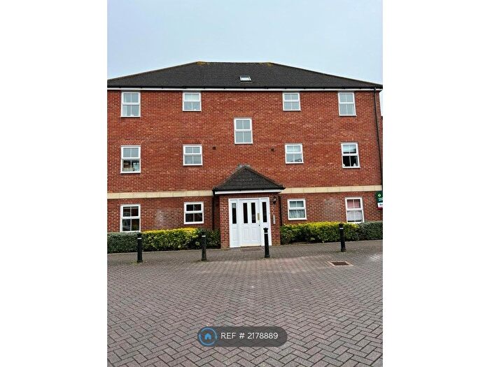 2 Bedroom Flat To Rent In Creswell, Hook, RG27