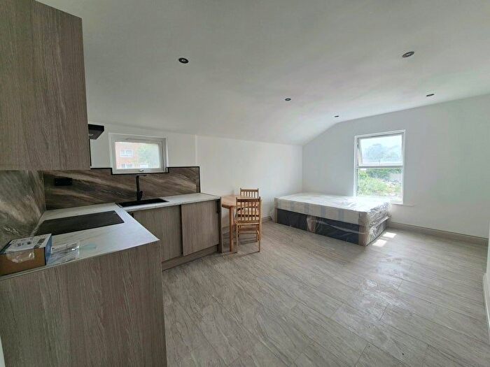 Studio To Rent In London, NW4