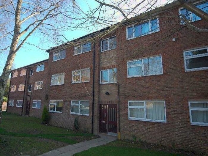 2 Bedroom Flat To Rent In Aysgarth Close, Harpenden, AL5