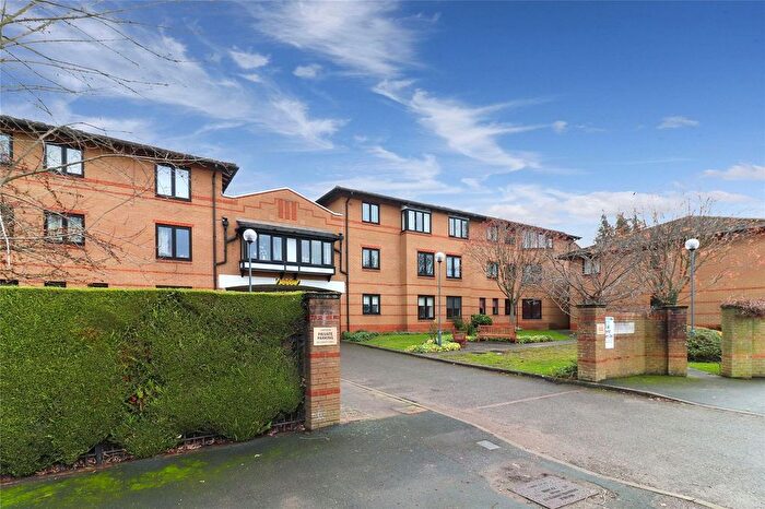 2 Bedroom Flat For Sale In Lakeview, Railway Terrace, Kings Langley, WD4