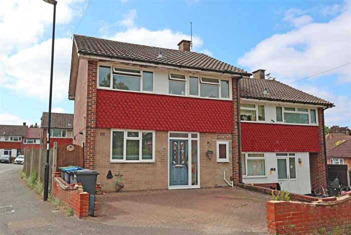 3 Bedroom Semi-Detached House For Sale In Redstart Close, Croydon, CR0