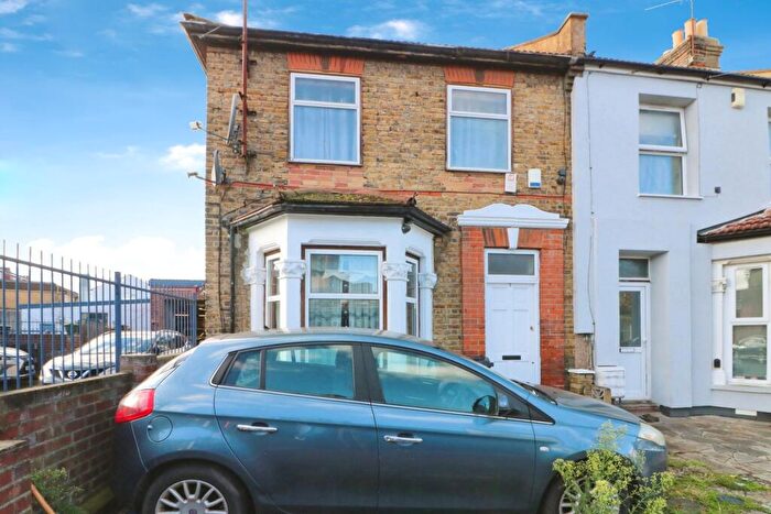 3 Bedroom House To Rent In Spencer Road, Ilford, IG3