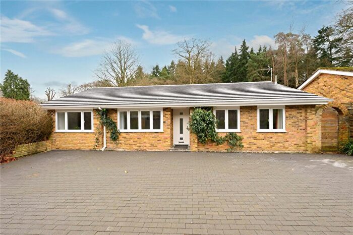 3 Bedroom Bungalow For Sale In Greatwood Close, Ottershaw, Chertsey, Surrey, KT16