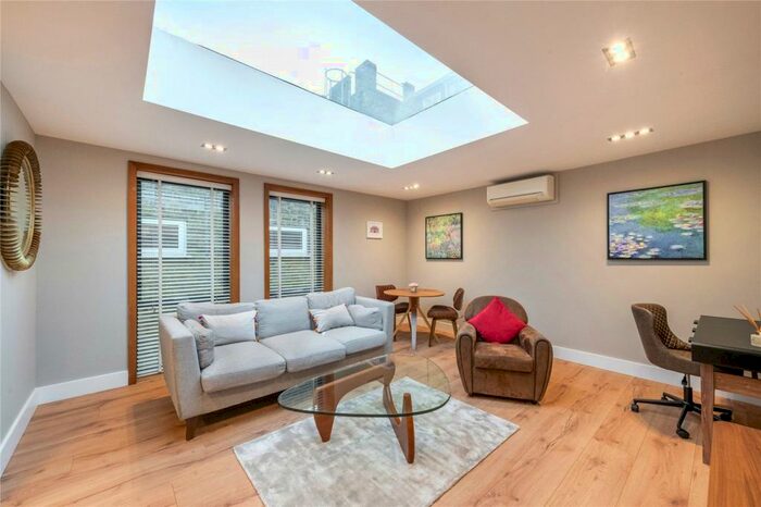 2 Bedroom Mews To Rent In Chestnut Mews, East Sheen, London, SW14