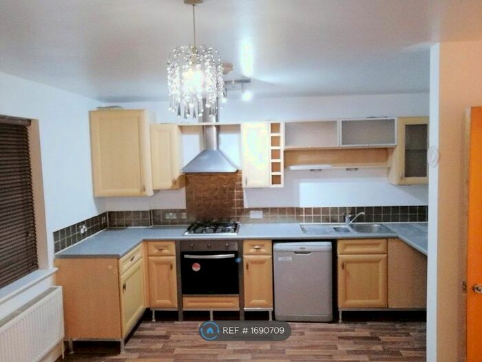 2 Bedroom Flat To Rent In Romside Place, Romford, RM7