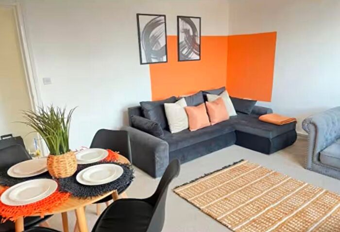 2 Bedroom Flat To Rent In Oatland Court, Leeds, LS7