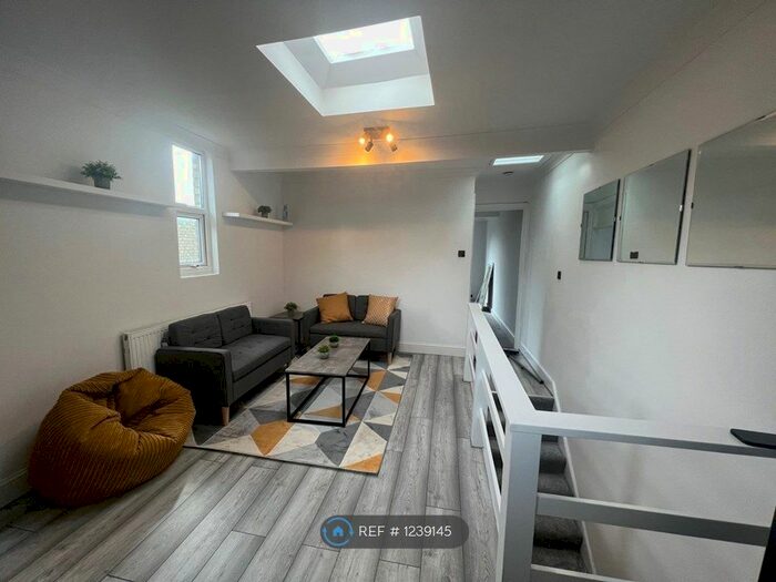 2 Bedroom Flat To Rent In Highlands Avenue, London, W3