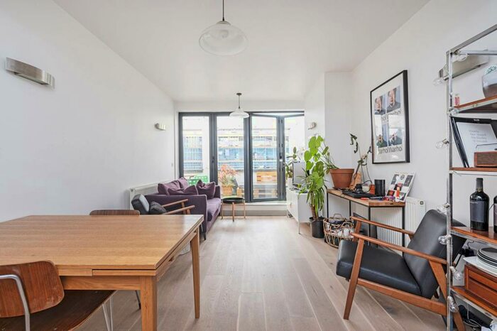 2 Bedroom Flat To Rent In Gillett Place, Stoke Newington, London, N16