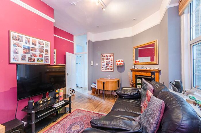 2 Bedroom Flat To Rent In Sutton Lane North, Chiswick, London, W4