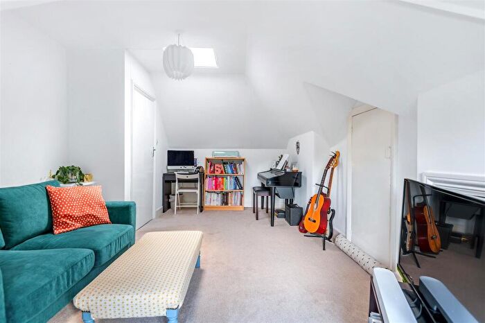 1 Bedroom Flat To Rent In Portsmouth Road, Esher, KT10