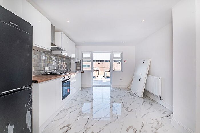 3 Bedroom Flat To Rent In Gambole Road, London, SW17