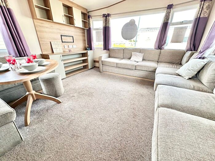 3 Bedroom Mobile/park Home For Sale In Beach Road, St. Osyth, Clacton-On-Sea, CO16