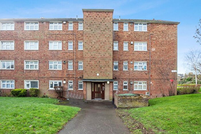 2 Bedroom Flat To Rent In Broomhill Court, IG8