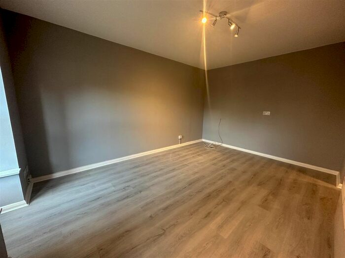 1 Bedroom Flat To Rent In Shinners Close, London, SE25