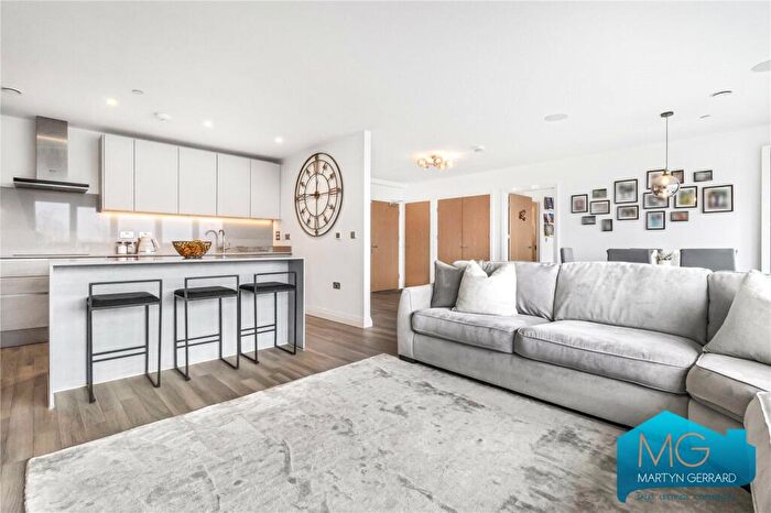 3 Bedroom Penthouse For Sale In Quayle Crescent, London, N20