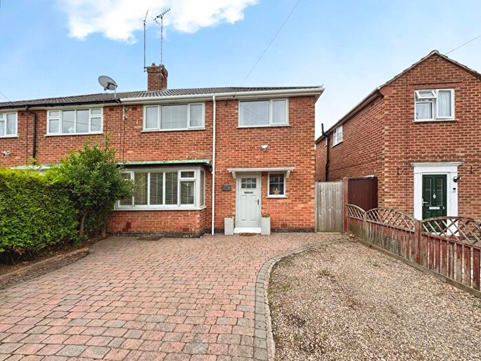 3 Bedroom Semi-Detached House For Sale In Dale Close, Warwick, CV34
