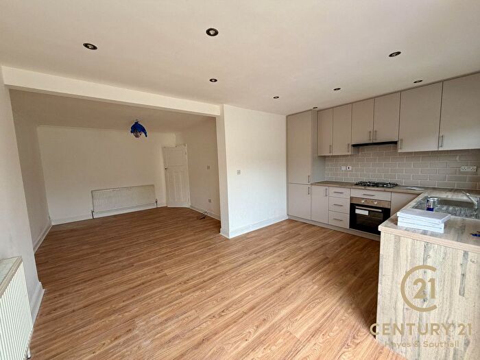 4 Bedroom Semi Detached House To Rent In Glamis Crescent, UB3