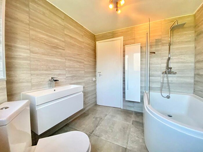 3 Bedroom Apartment To Rent In Hewitt Close, Wheathampstead, St. Albans, AL4