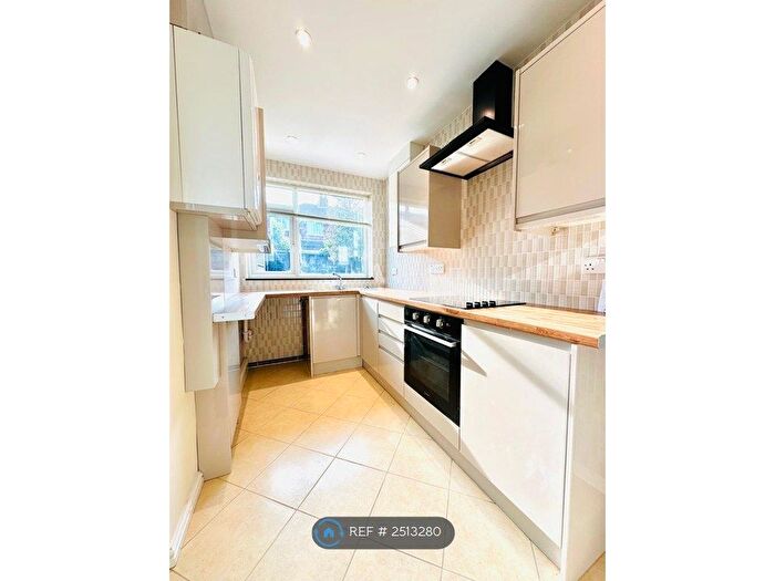 3 Bedroom Semi-Detached House To Rent In Collingwood Avenue, York, YO24