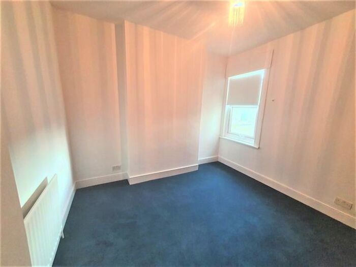 3 Bedroom Flat To Rent In Robinson Road, Colliers Wood, London, SW17