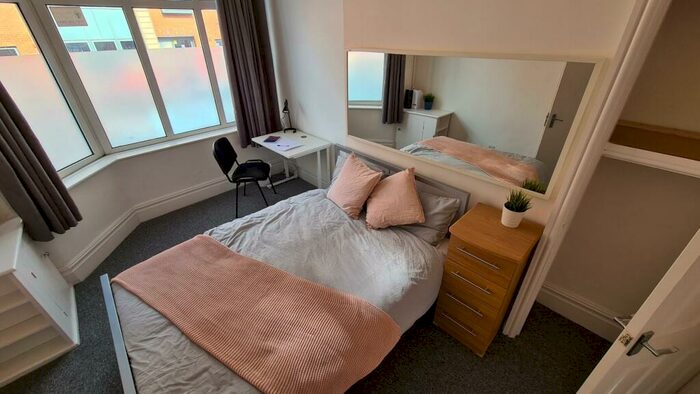 6 Bedroom House To Rent In Rusholme Place, Manchester, M14