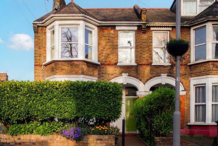 3 Bedroom Maisonette For Sale In Francis Road, London, E10