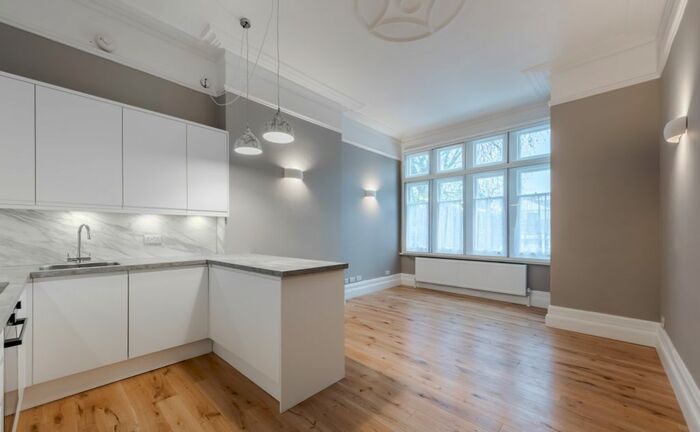 2 Bedroom Flat To Rent In West Hill, London, SW15
