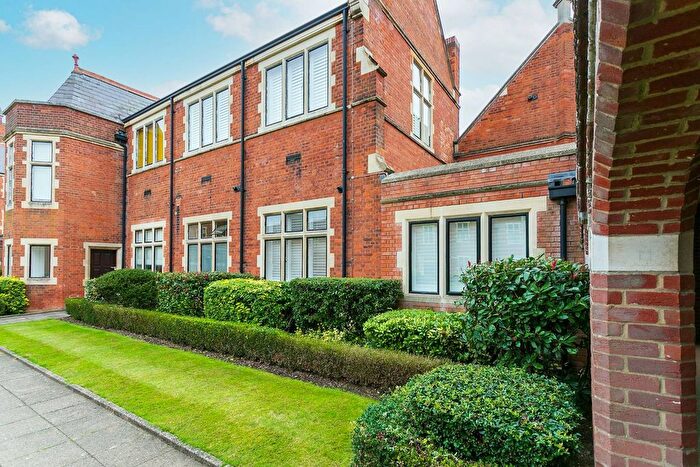 1 Bedroom Flat For Sale In Marlborough Drive, Rp, Bushey, WD23