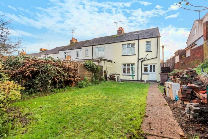 3 Bedroom End Of Terrace House To Rent In St. Marys Road Gillingham, ME7