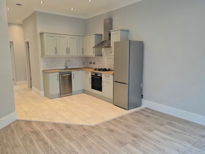 2 Bedroom Flat To Rent In Market Terrace, Albany Road, Brentford, TW8
