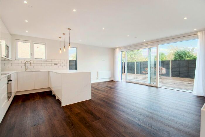 2 Bedroom Flat To Rent In Robinson Road, Tooting, London, SW17