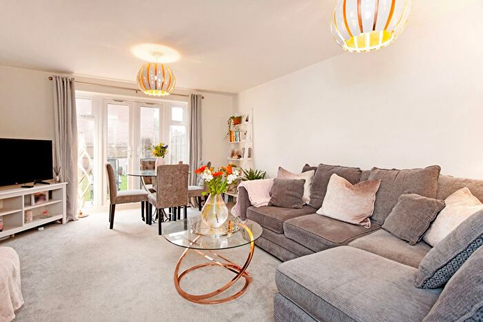 2 Bedroom Flat To Rent In Henderson Road, Warwick, CV34