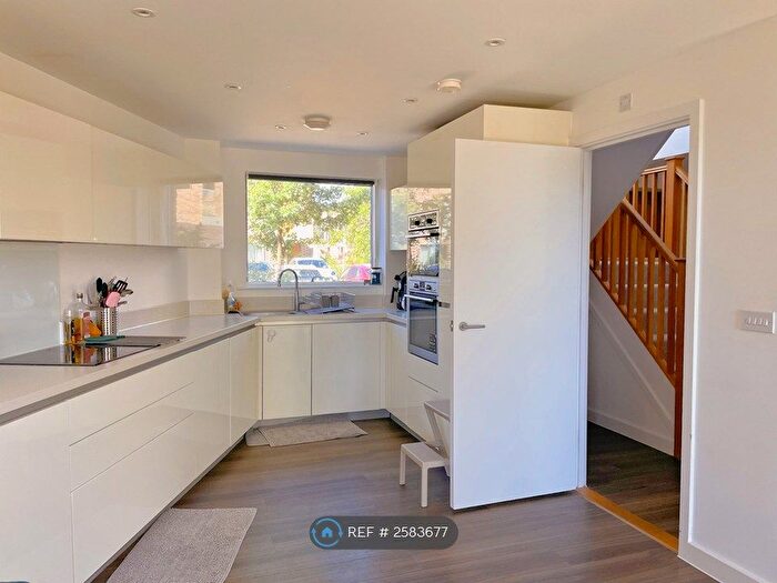 3 Bedroom Flat To Rent In Hobson Road, Trumpington, Cambridge, CB2