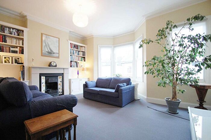 2 Bedroom Flat To Rent In Aliwal Road, Battersea, London, SW11