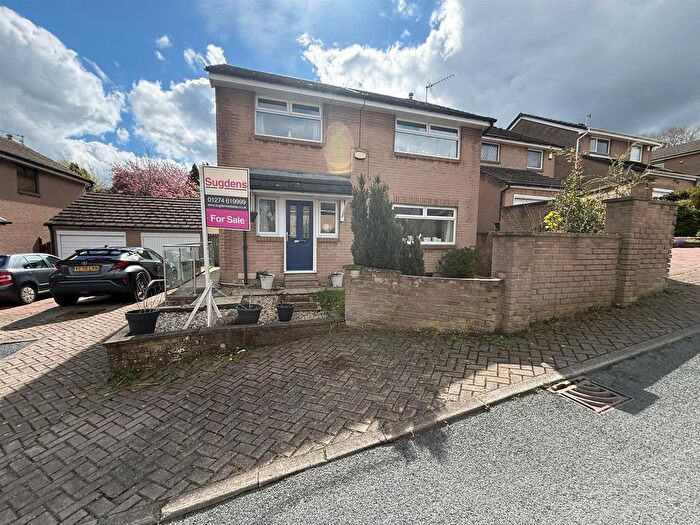 4 Bedroom Detached House For Sale In Evesham Grove, Idle, BD10