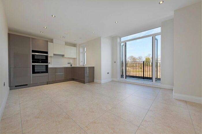 2 Bedroom Flat To Rent In Marlborough Drive, Bushey WD23