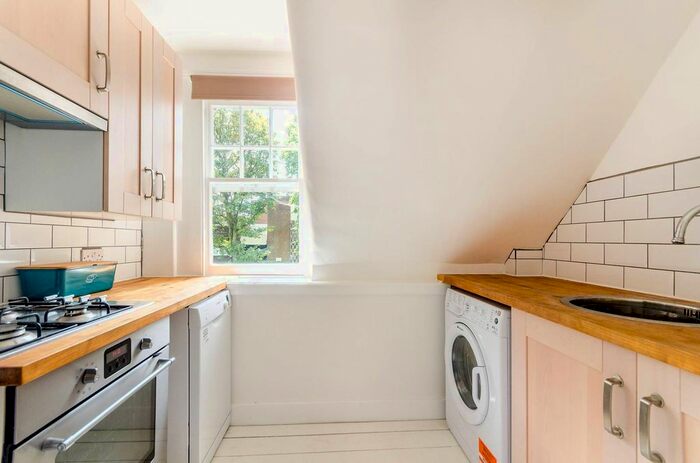 2 Bedroom Flat To Rent In Sylvan Road, Crystal Palace, London, SE19