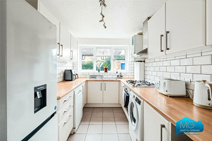 2 Bedroom Apartment To Rent In Fairfield Close, North Finchley, London, N12