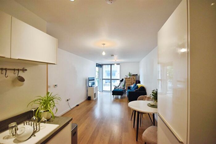 1 Bedroom Flat For Sale In High Street, Brentford, TW8