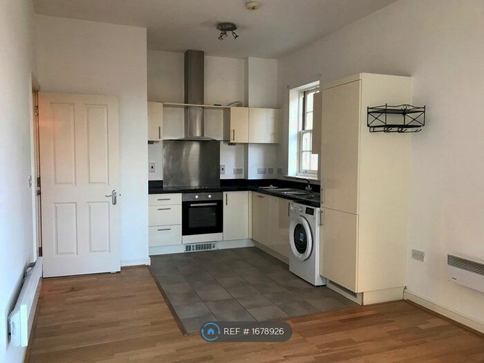 2 Bedroom Flat To Rent In Sparrows Herne Mansion, Bushey, WD23