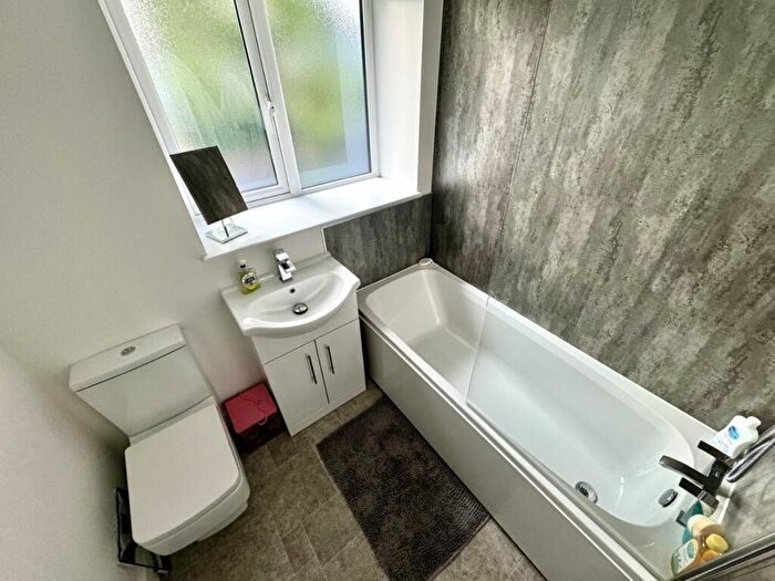 3 Bedroom Semi-Detached House For Sale In Westcliffe Road, Cleckheaton, BD19