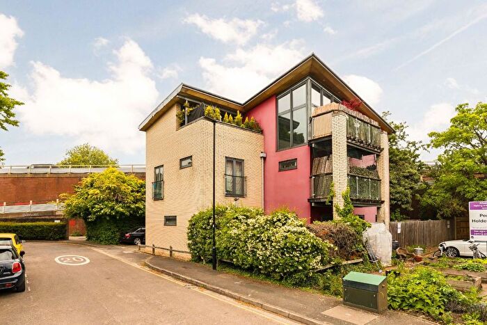 2 Bedroom Flat To Rent In Stonehill Road, Chiswick, W4