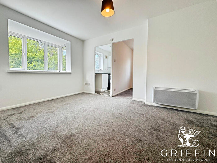 Flat To Rent In Shorwell Court, Oakhill Road, Purfleet, RM19