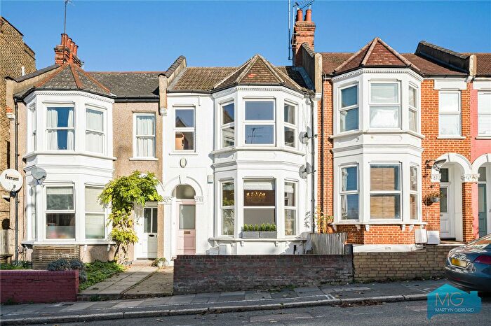 2 Bedroom Flat For Sale In Dollis Road, Finchley Central, London, N3