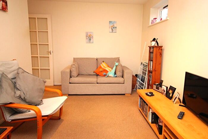 1 Bedroom Flat To Rent In Percy Gardens, Worcester Park, KT4
