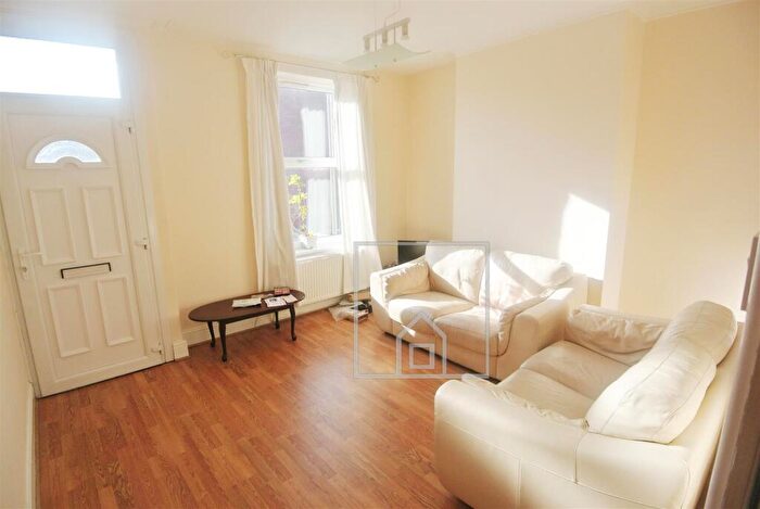3 Bedroom House To Rent In Spring Grove Walk, Hyde Park, Leeds, LS6