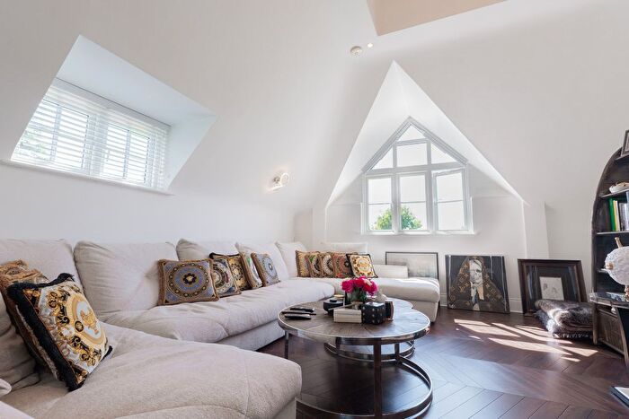 3 Bedroom Flat For Sale In Kingsdale Court, Hadley Wood, EN4