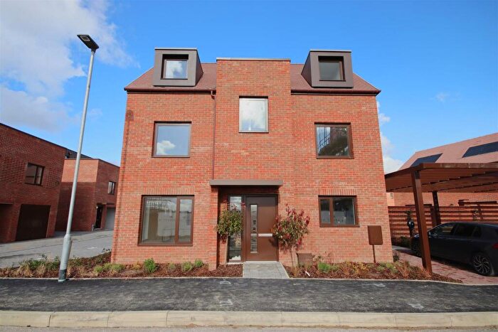 4 Bedroom Detached House To Rent In Down House Drive, Franklin Gardens, Cambridge, CB3