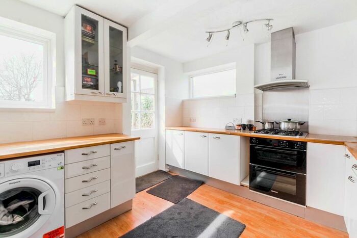 3 Bedroom Flat To Rent In Elmshurst Crescent, East Finchley, London, N2